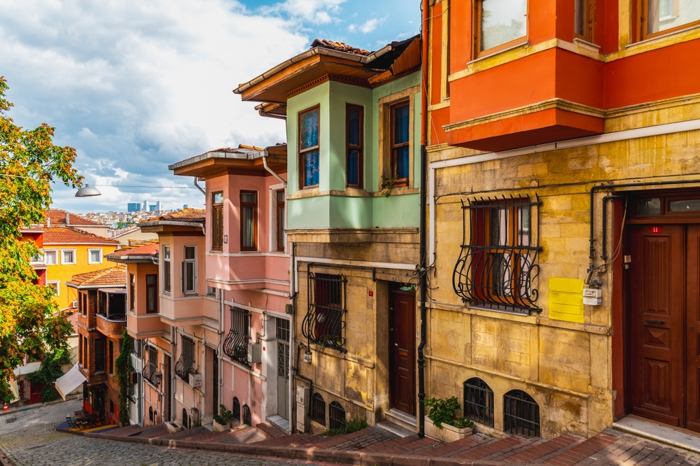 Street,Of,Colorful,Houses,In,The,Historical,District,Of,Fatih
